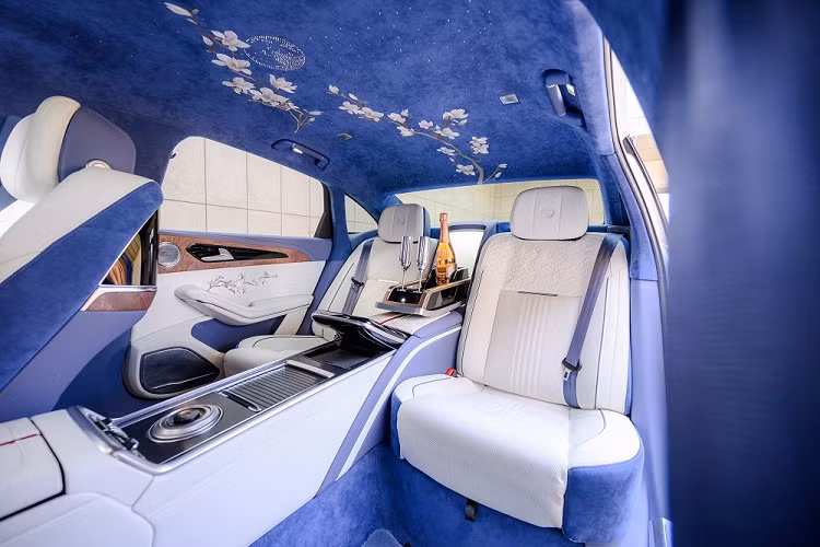 Những khu vực còn lại của ngoại thất không khác gì Hồng Kỳ H9 thông thường. Xe cũng có lưới tản nhiệt cỡ lớn với các nan dọc mạ crôm theo phong cách Rolls-Royce và gợi liên tưởng đến thác nước. Ở chính giữa lưới tản nhiệt là đường kẻ màu đỏ kéo dài lên nắp ca-pô - biểu tượng mới của xe Hồng Kỳ. Lưới tản nhiệt được bao quanh bằng dải đèn chào mừng tương tự nhiều mẫu xe Hồng Kỳ khác.