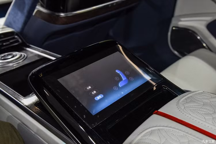 Bước vào bên trong Hồng Kỳ H9+, người lái sẽ bắt gặp không gian nội thất 4 chỗ ngồi với những chất liệu cao cấp như da, ốp gỗ và ốp kim loại. Đặc biệt, xe còn đi kèm trần xe tích hợp 300 bóng đèn LED nhỏ, gợi liên tưởng đến trần xe "bầu trời sao" của xe Rolls-Royce. Khi mua mẫu sedan cỡ lớn này, khách hàng Trung Quốc có thể chọn những họa tiết trang trí trần xe và mặt cửa như hoa mận, hoa lan, tranh phong thủy hoặc những di sản văn hóa truyền thống khác của Trung Quốc.