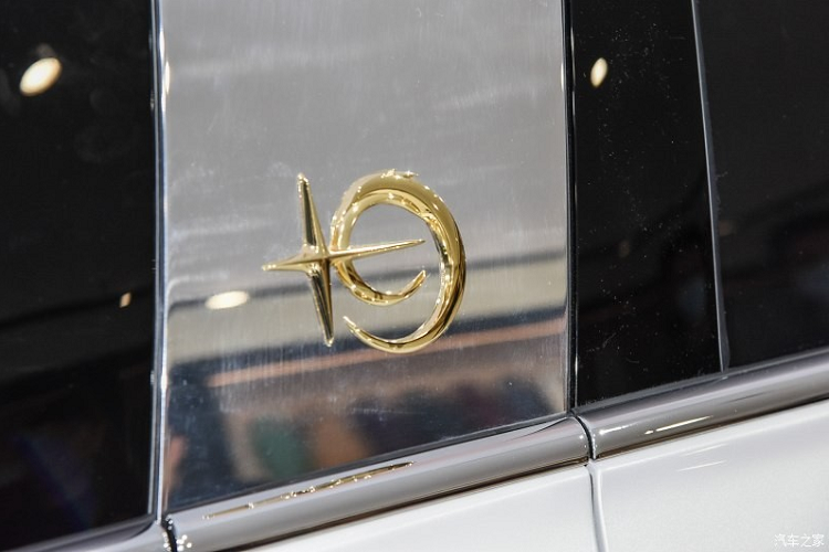 Cụ thể, mẫu sedan cỡ lớn Hồng Kỳ H9+ 2022 này sở hữu chiều dài 5.300 mm, chiều rộng 1.904 mm, chiều cao 1.493 mm và chiều dài cơ sở 3.260 mm. Như vậy, so với H9, Hồng Kỳ H9+ dài hơn 163 mm trong khi chiều dài cơ sở tăng đến 200 mm.