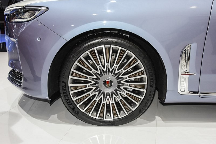 Theo đó, tại thị trường Trung Quốc, Hồng Kỳ H9+ có giá khởi điểm lên đến 860.000 Nhân dân tệ (khoảng 3 tỷ đồng). Con số này gấp khoảng 2,5 lần so với giá khởi điểm của Hồng Kỳ H9 tại thị trường tỷ dân. So với Hồng Kỳ H9, H9+ có kích thước lớn hơn đáng kể.