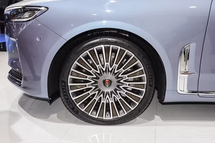 Theo đó, tại thị trường Trung Quốc, Hồng Kỳ H9+ có giá khởi điểm lên đến 860.000 Nhân dân tệ (khoảng 3 tỷ đồng). Con số này gấp khoảng 2,5 lần so với giá khởi điểm của Hồng Kỳ H9 tại thị trường tỷ dân. So với Hồng Kỳ H9, H9+ có kích thước lớn hơn đáng kể.