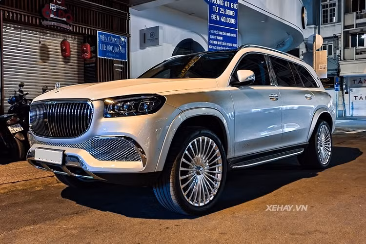 Ngoài màu sơn lạ mắt kèm đường coachline sang trọng, chiếc Mercedes-Maybach GLS 600 4MATIC siêu sang này cũng không khác gì với những người anh em còn lại, ngoại thất xe có nhiều chi tiết mạ chrome sáng bóng, bộ mâm 23 inch đa chấu và đặc biệt là bộ lưới tản nhiệt cỡ lớn bề thế gồm các nan dọc cứng cáp ở phía trước.