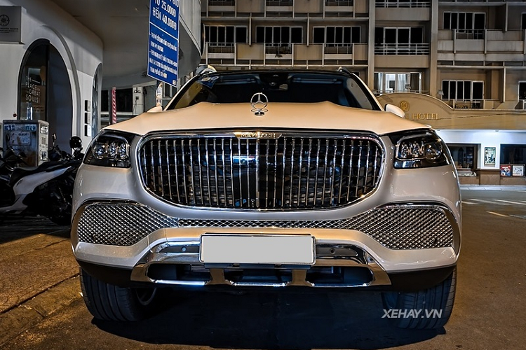 Được phát triển trên nền tảng khung gầm cỡ lớn của GLS, SUV siêu sang Mercedes-Maybach GLS mang đến một không gian nội thất cực kỳ rộng rãi với cấu hình 4 ghế ngồi, bao gồm 2 ghế thương gia ở phía sau.