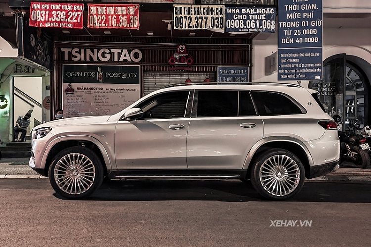 Mẫu SUV siêu sang này hiện đang được phân phối chính hãng tại Việt Nam. Mức giá xe Mercedes-Maybach GLS 600 được công bố là 11,5 tỷ đồng, rẻ hơn rất nhiều so với xe nhập khẩu tư nhân.