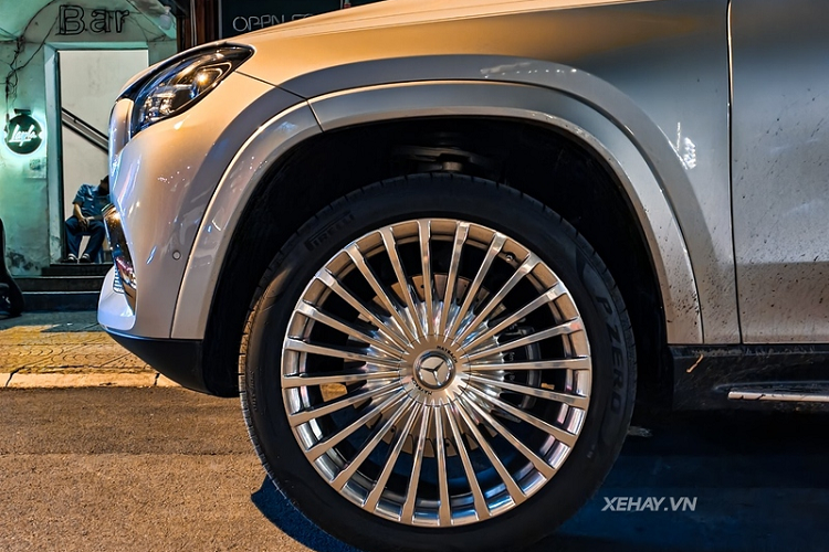 Chất liệu da Nappa cao cấp không chỉ khiến khoang nội thất trở nên đẳng cấp và sang trọng hơn mà còn mang đến những cảm giác dễ chịu tột cùng. Ở hàng ghế trước, hệ thống thông tin giải trí được đảm nhiệm bởi một màn hình MBUX 12.3 inch.