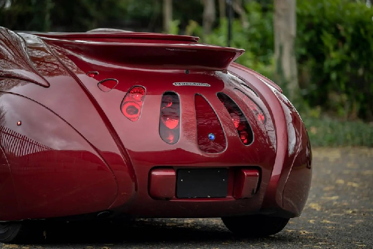 Chiếc ETV cụ thể ở đây trông không có gì giống với Cobalt ban đầu, và hiện có trang bị cửa cánh chim, 2+ chỗ ngồi, và một kính chắn gió khổng lồ, hình dạng kỳ quái được nhập từ một nhà cung cấp ở Peru. Mặc dù có cửa hút gió lớn phía sau cánh cửa, chiếc ETV này vẫn giữ nguyên bố cục động cơ phía trước của Cobalt, sử dụng động cơ Ecotec dung tích 2.2 lít và hộp số tự động.