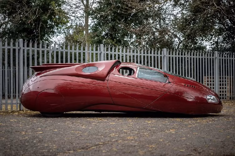 Vetter điều hành The Car Factory ở Florida, nơi ông tự chế xe ETV và các phương tiện khác dựa trên nhu cầu của khách hàng. Ông ấy đã khởi đầu bằng việc chế tạo những chiếc xe Ferrari và Lamborghini nhái từ Pontiac Fiero. Chuyện đó đã dần thúc đẩy Vetter tạo ra các thiết kế của riêng mình.