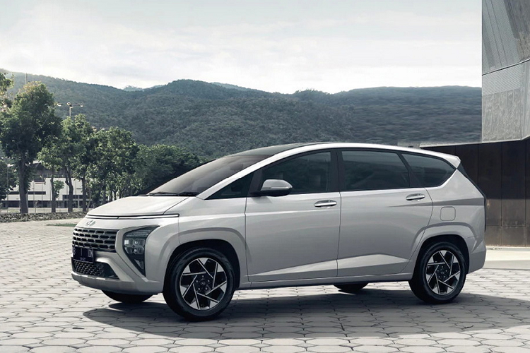 Bên dưới nắp ca-pô, Hyundai Stargazer tại Indonesia được trang bị động cơ xăng Smartstream 4 xi-lanh, hút khí tự nhiên, dung tích 1.5L, sản sinh công suất tối đa 115 mã lực và mô-men xoắn cực đại 144 Nm. Trang bị hộp số là loại số sàn 6 cấp hoặc hộp số biến thiên vô cấp IVT tùy phiên bản còn hệ dẫn động cầu trước là trang bị mặc định.