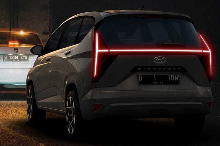 Tại Indonesia, mẫu xe MPV Hyundai Stargazer được trang bị mâm hợp kim 17 inch, hệ thống đèn LED. Nội thất bên trong có bảng đông hồ kỹ thuật số sau vô lăng, màn hình giải trí là dạng cảm ứng kích cỡ 8 inch. Một số tiện nghi nổi bật gồm có đèn viền trang trí nội thất, điều hòa tự động và sạc điện thoại không dây.