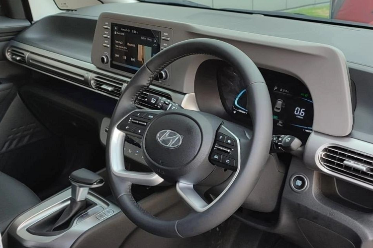 Đáng chú ý rằng tại Indonesia, Hyundai Stargazer còn có bản nội thất 6 chỗ ngồi với hàng ghế 2 là kiểu thương gia tuy nhiên nhiều khả năng xe tại Việt Nam sẽ chỉ “trung thành” với cấu hình 7 chỗ truyền thống, điều này có thể thấy qua đoạn video “nhà hàng” được TC Motor đăng tải.