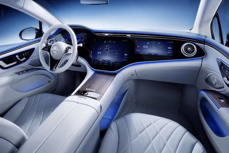 Cách bố trí màn hình trên Mercedes-Benz EQS gồm mặt đồng hồ 12,3 inch, màn hình trung tâm 17,7 inch và màn hình phụ phía hành khách 12,3 inch. Màn hình trung tâm và phía ghế phụ sử dụng công nghệ OLED, giúp cải thiện độ rõ nét.