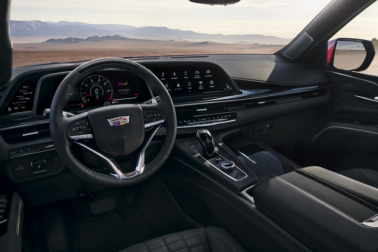 Xếp thứ 2 là cụm màn hình 38 inch của Cadillac Escalade, bao gồm 3 màn hình OLED cong, trong đó màn hình 16,9 inch ở trung tâm có thêm các nút xoay vật lý ở bên dưới, người dùng vẫn có thể điều chỉnh một số tính năng mà không cần thông qua màn hình cảm ứng.