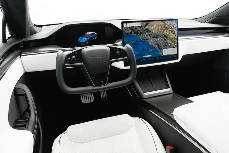 Tesla Model S Plaid là phiên bản nhanh và tiên tiến nhất của dòng Model S, ngoài việc có thêm một động cơ điện để xe mạnh mẽ hơn, Model S Plaid còn nhận được nhiều nâng cấp ở nội thất với dàn âm thanh 22 loa và màn hình trung tâm 17 inch. Màn hình này tích hợp tất cả tính năng và giải trí như xem phim, chơi game, điều chỉnh điều hòa, radio, cài đặt ghế...