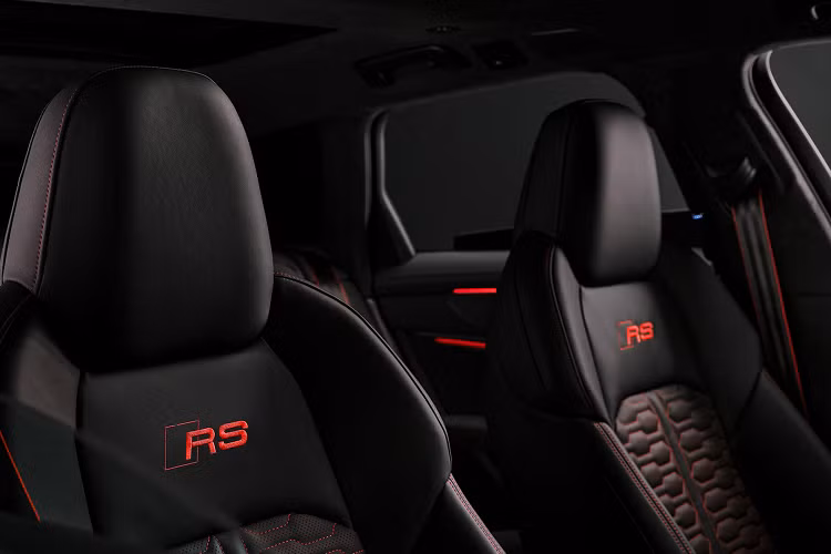 Xe sử dụng bộ mâm nhôm 21 inch có thiết kế ngôi sao 10 chấu. Người mua cũng có thể lựa chọn mâm 22 inch với nhiều màu sơn khác nhau, từ đen mờ đến vàng mờ có thiết kế lấy cảm hứng từ xe thể thao giúp hỗ trợ làm mát phanh. Các bộ mâm 22 inch của Performance Edition nhẹ hơn khoảng 5 kg so với mâm 22 inch tiêu chuẩn.