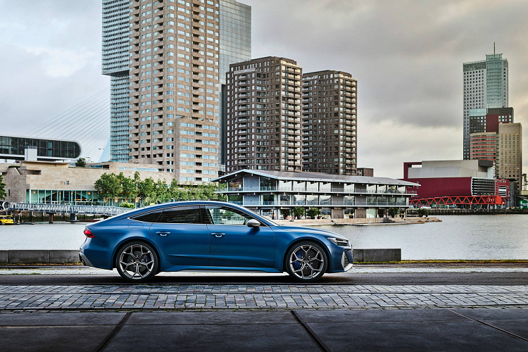 Bên trong khoang cabin, các điểm nhấn màu đỏ và xám truyền thống đã được kết hợp với tùy chọn màu xanh mới với đường chỉ khâu tương phản màu xanh lam trên vô lăng bọc Alcantara, thảm trải sàn và bảng điều khiển trung tâm cùng với dây đai an toàn màu xanh lam và ghế da Valcona đục lỗ với đường chỉ khâu tương phản màu xanh lam.