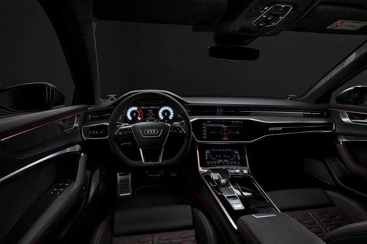 Audi RS6 và RS7 phiên bản Performance Edition sử dụng hệ dẫn động AWD quattro với bộ vi sai sau thể thao, khóa vi sai trung tâm được cải tiến nhẹ và nhỏ hơn, hệ thống vô-lăng được tinh chỉnh lại chính xác hơn và hộp số tự động 8 cấp nay chuyển số lanh lẹ hơn.