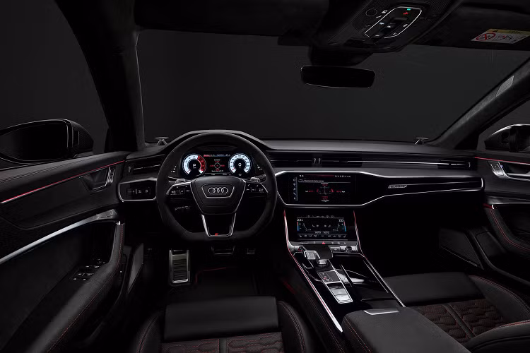 Audi RS6 và RS7 phiên bản Performance Edition sử dụng hệ dẫn động AWD quattro với bộ vi sai sau thể thao, khóa vi sai trung tâm được cải tiến nhẹ và nhỏ hơn, hệ thống vô-lăng được tinh chỉnh lại chính xác hơn và hộp số tự động 8 cấp nay chuyển số lanh lẹ hơn.