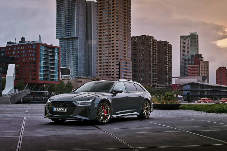 Với sự thay đổi này, động cơ Audi RS6 và RS7 Performance Edition 2023 mới có thể sản sinh thêm lượng công suất 30 mã lực và mô-men xoắn cực đại thêm 50 Nm, mang lại tổng công suất 621 mã lực và mô-men xoắn 850 Nm.