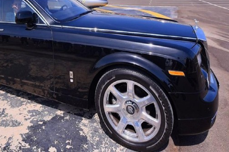 Tương tự như các đại gia khác, ông Bùi Thành Nhơn và con trai cũng thích các xe siêu sang và Rolls-Royce Phantom luôn là lựa chọn hàng đầu của gia đình tỷ phú đô la thứ 7 tại dải đất hình chữ S này. Rolls-Royce Phantom đang trải qua thế hệ thứ VIII trong khi đó, chiếc xe Rolls-Royce Phantom của ông Bùi Thành Nhơn cho làm xe chở khách thuộc thế hệ thứ 7, phiên bản đầu xe.