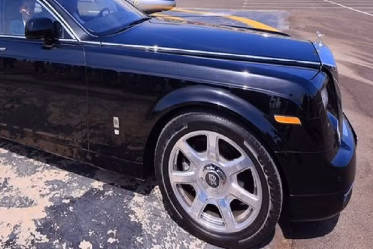 Tương tự như các đại gia khác, ông Bùi Thành Nhơn và con trai cũng thích các xe siêu sang và Rolls-Royce Phantom luôn là lựa chọn hàng đầu của gia đình tỷ phú đô la thứ 7 tại dải đất hình chữ S này. Rolls-Royce Phantom đang trải qua thế hệ thứ VIII trong khi đó, chiếc xe Rolls-Royce Phantom của ông Bùi Thành Nhơn cho làm xe chở khách thuộc thế hệ thứ 7, phiên bản đầu xe.