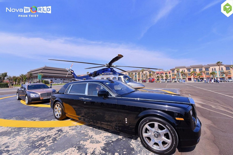 Giá xe Rolls-Royce Phantom thế hệ thứ VII lúc về nước không dưới 19 tỷ đồng, đó còn chưa kể nếu các biển số đẹp được gắn lên dòng xe siêu sang này còn làm giá trị xe tăng lên đáng kể. Được biết, con trai của ông Bùi Thành Nhơn là 1 người chơi siêu xe lâu năm và rất mê biển số đẹp nên không có gì lạ khi đại gia này sưu tầm chiếc Rolls-Royce Phantom biển cặp thần tài lớn.