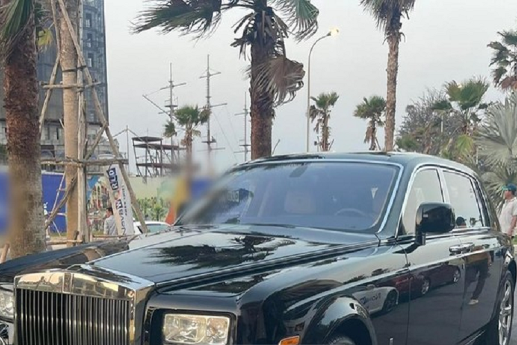 Dòng xe siêu sang Rolls-Royce Phantom thể hiện sự đẳng cấp cũng như quyền lực cho các chủ nhân sở hữu do có giá bán đắt đỏ và khách hàng có thể tùy biến những gì mình thích lên 1 chiếc xe ô ô mà không phải lo sợ hãng xe Rolls-Royce không thể thực hiện được.