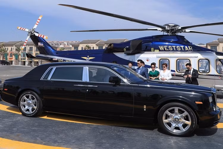 Trong số gần 10 xe siêu sang nằm trong garage của gia đình tỷ phú đô la thứ 7 tại Việt Nam, chiếc xe siêu sang Rolls-Royce Phantom có ít nhất một chiếc xuất hiện và mang biển số rất đẹp mắt, 51A-979.79. Như vậy, biển số chiếc xe Rolls-Royce Phantom của gia đình ông Bùi Thành Nhơn mang hàm ý cặp thần tài lớn.