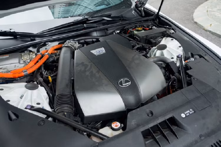 Ở phiên bản này, các ghế ngồi bố trí dạng 2 2 được bọc da cao cấp và vải Alcantara với hai màu đỏ đen đối lập, ghế lái có khả năng chỉnh điện đa hướng và nhớ ba vị trí. Hàng ghế sau có không gian khá thoải mái cho người lớn.