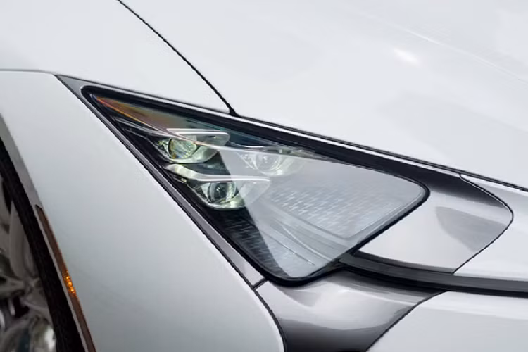 Phần đầu Lexus LC 500h đời 2017 nổi bật với lưới tản nhiệt hình con suốt có thiết kế thiết kế mắt lưới 3D đặc trưng của hãng Lexus, bao quanh bởi đường viền mạ chrome. Cụm đèn pha 3 bóng LED và đèn ban ngày hình chữ L đặc trưng vuốt nhẹ sang bên. Vì là phiên bản Hybrid nên logo Lexus có phần viền màu xanh.