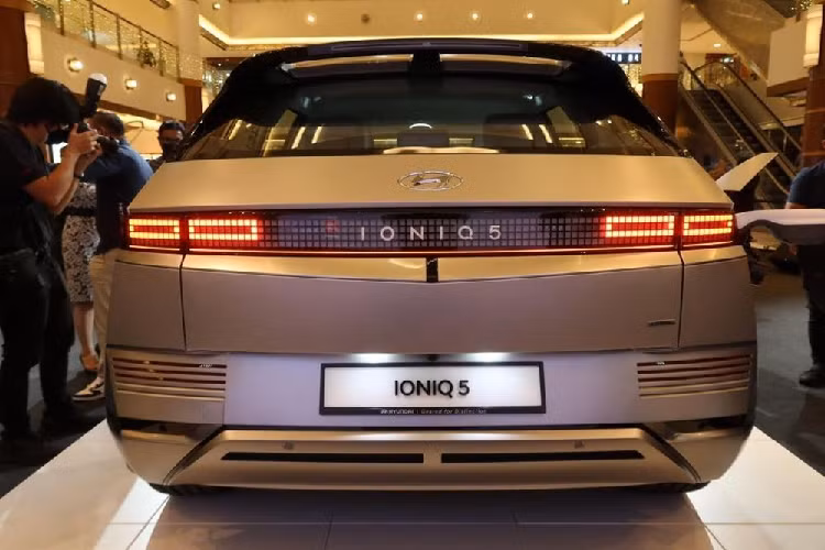 Được phát triển dựa trên cơ sở gầm bệ Electric-Global Modular Platform (E-GMP) của tập đoàn Hyundai tương tự Kia EV6, Ioniq 5 mới hỗ trợ cả trạm sạc 400V và 800V. Nếu dùng hệ thống sạc AC 11 kW tại nhà, người lái phải chờ 6,1 tiếng đồng hồ. Trong khi đó, với hệ thống sạc nhanh DC 350 kW, thời gian tăng dung lượng pin lên 80% là 18 phút. Con số tương ứng của hệ thống sạc nhanh DC 50 kW và 47 phút.