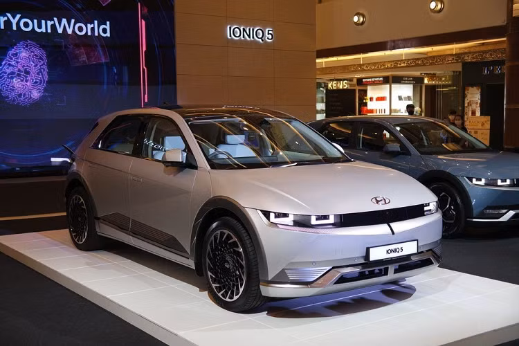 Hôm nay, ngày 9/3/2022, hãng Hyundai đã chính thức giới thiệu mẫu ôtô điện Ioniq 5 tại thị trường Malaysia. Như vậy, Malaysia là một trong những thị trường Đông Nam Á đầu tiên đón Hyundai Ioniq 5 2022 mới. Tại thị trường Malaysia, xe được chia thành 3 phiên bản, bao gồm Lite, Plus và Max. Giá xe Hyundai Ioniq 5 2022 tại thị trường này dao động từ 199.888 - 259.888 RM (khoảng 1,08 - 1,41 tỷ đồng).