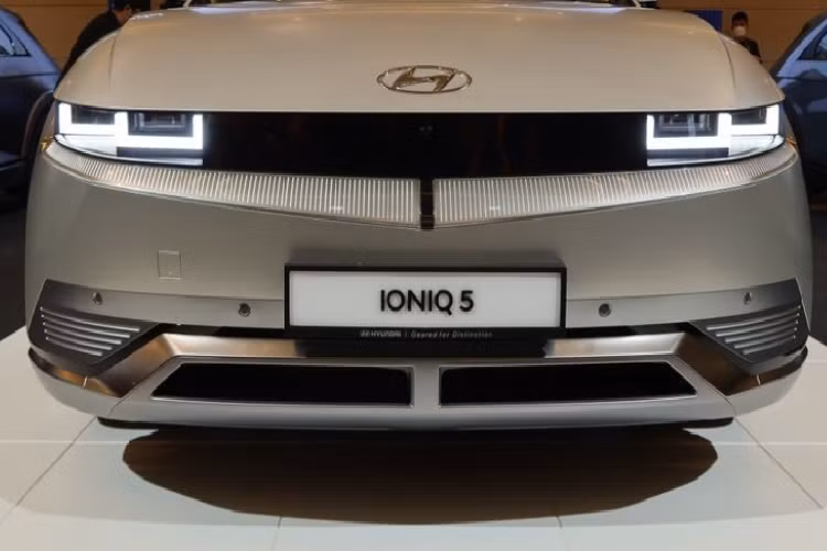 Không chỉ mang trên mình ngoại hình bắt mắt, Hyundai Ioniq 5 2022 còn có kích thước khá lớn, bao gồm chiều dài 4.635 mm, chiều rộng 1.890 mm, chiều cao 1.605 mm và chiều dài cơ sở 3.000 mm. Như vậy, mẫu xe này có chiều dài cơ sở lớn hơn cả những mẫu SUV cỡ trung như Hyundai Santa Fe và Kia Sorento. Kích thước lớn mang đến khoang hành lý có thể tích 527 lít hoặc 1.587 lít nếu ghế sau gập xuống.