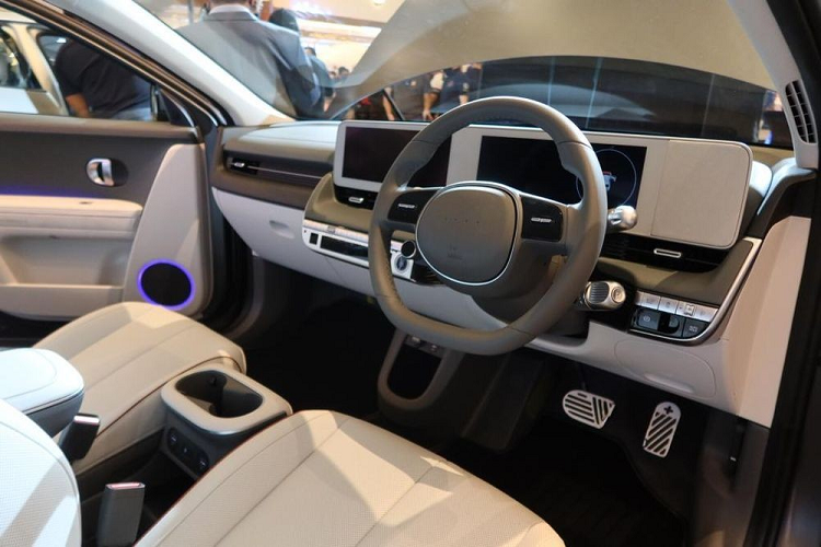 Bên ngoài, Hyundai Ioniq 5 2022 có thiết kế ấn tượng với nắp ca-pô hình vỏ sò, cản trước hình chữ "V" và cụm đèn pha LED vuông vắn, lấy cảm hứng từ điểm ảnh (pixel), tích hợp dải đèn LED định vị ban ngày độc đáo. Tương tự đèn pha, đèn hậu của mẫu xe điện này cũng được thiết kế dạng điểm ảnh. Ngoài ra, xe còn có tay nắm cửa nằm chìm vào thân xe, bộ vành hợp kim 19 inch tiêu chuẩn hoặc 20 inch ở bản cao cấp và pin năng lượng mặt trời trên nóc.