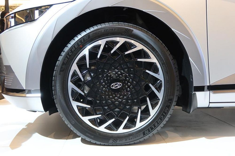 Tại thị trường Malaysia, Hyundai Ioniq 5 2022 có những trang bị như hệ thống điều hòa tự động, sạc điện thoại không dây, bảng đồng hồ kỹ thuật số với màn hình 12 inch, màn hình thông tin giải trí dạng cảm ứng 12 inch, hỗ trợ Apple CarPlay/Android Auto, ổ điện bên dưới ghế sau, ghế chỉnh điện, 5 cổng USB và hệ thống âm thanh Bose 7 loa.