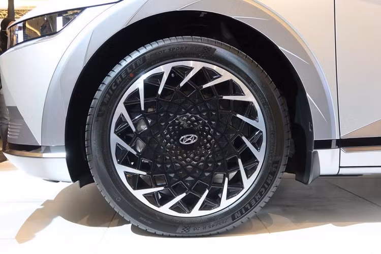 Tại thị trường Malaysia, Hyundai Ioniq 5 2022 có những trang bị như hệ thống điều hòa tự động, sạc điện thoại không dây, bảng đồng hồ kỹ thuật số với màn hình 12 inch, màn hình thông tin giải trí dạng cảm ứng 12 inch, hỗ trợ Apple CarPlay/Android Auto, ổ điện bên dưới ghế sau, ghế chỉnh điện, 5 cổng USB và hệ thống âm thanh Bose 7 loa.