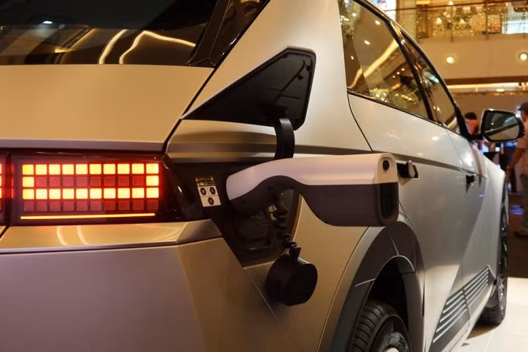 Dù ở bản trang bị nào, Hyundai Ioniq 5 2022 cũng dùng hộp số 1 cấp và có 4 chế độ lái, bao gồm Eco, Normal, Sport, Snow. Phạm vi di chuyển sau khi sạc đầy pin của bản Lite và Plus là 384 km trong khi con số tương ứng của bản Max là 430 km.