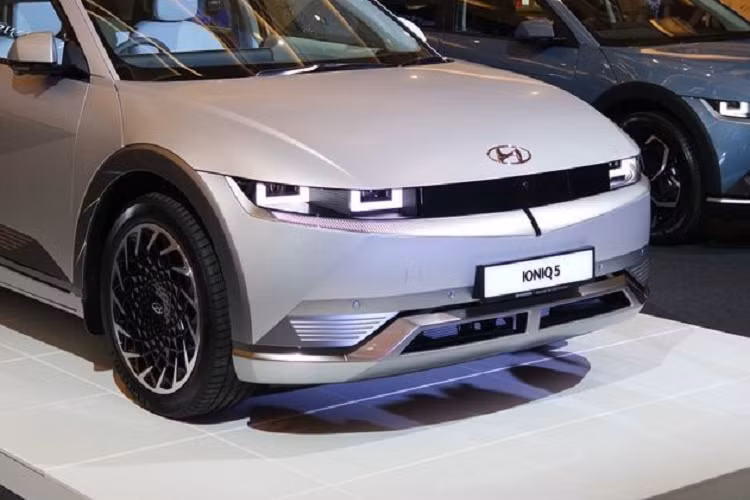 Bên trong Hyundai Ioniq 5 2022 là không gian nội thất mang cảm hứng "không gian sống" và có nhiều chất liệu thân thiện với môi trường. Ví dụ như các bề mặt của vô lăng, mặt táp-lô và mặt cửa đều được phủ bằng sơn sinh học Polyurethane làm từ ngô và hoa cải dầu. Trong khi đó, trần xe, bọc ghế và thảm đều được làm từ những vật liệu thô chiết xuất từ mía đường.