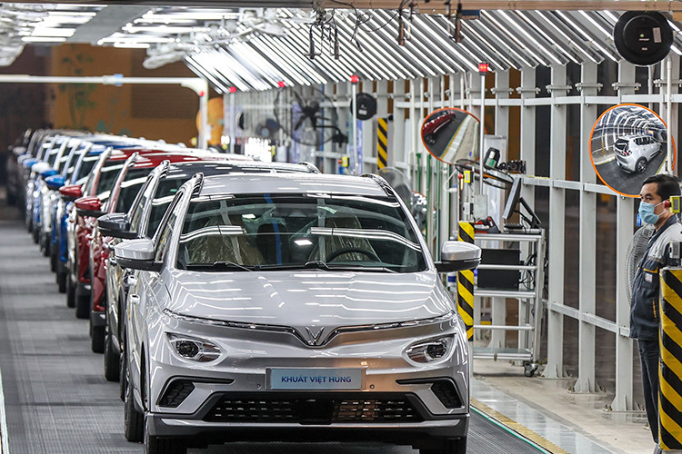 VinFast VF e34 được công bố lần đầu vào tháng 3 năm nay, mẫu xe điện nhanh chóng đạt kỷ lục gần 4.000 đơn đặt hàng chỉ sau 12 giờ đầu tiên và hơn 25.000 đơn đặt hàng sau 3 tháng.