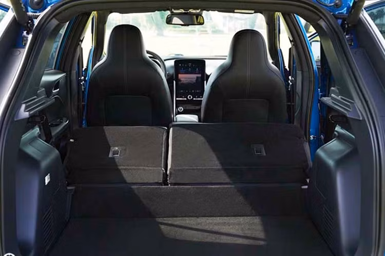 Pin của VF e34 có khả năng chống nước đạt chuẩn IP67, có thể đi được khoảng 285 km trong một lần sạc đầy và có thể được điều chỉnh để đi được khoảng 300 km trong tương lai. Xe hỗ trợ sạc siêu nhanh trong khoảng 18 phút đi được khoảng 180 km.