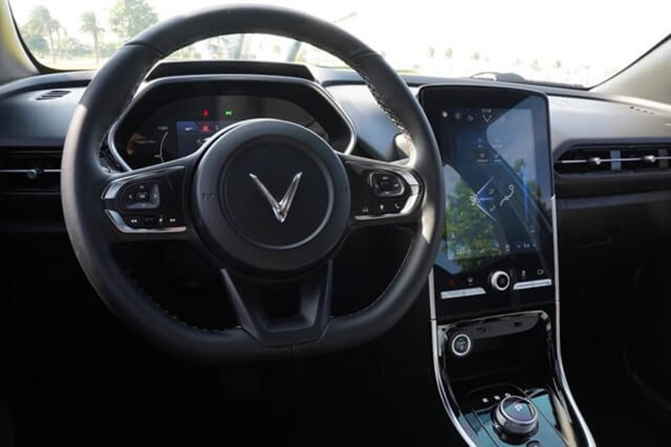 Xe được trang bị động cơ điện cho công suất tối đa 110 kW, thiết kế gọn gàng giúp tối ưu không gian nội thất và trải nghiệm bên trong xe. Cung cấp năng lượng cho xe là bộ pin Lithium-ion 42 kWh được đặt dưới sàn, giúp chống lật và tăng độ bám đường, đảm bảo an toàn và cảm xúc khi cầm lái.