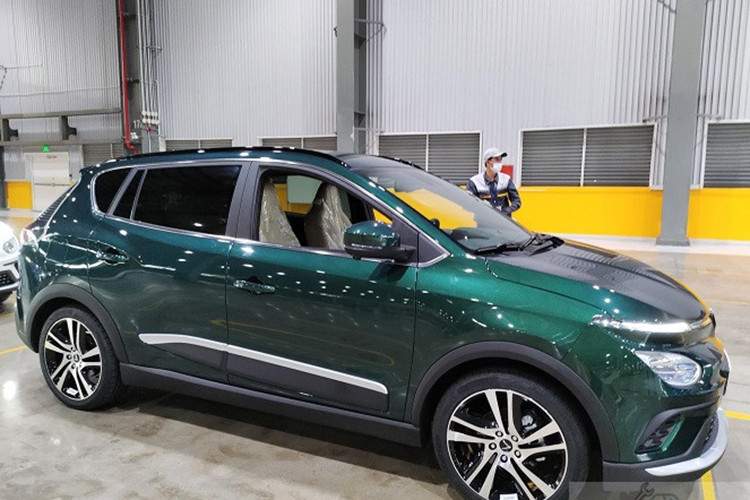 Chiếc VF e34 trong bài có màu sơn xanh rêu, một tông màu khá lạ và cũng được người tiêu dùng ưa chuộng. Thuộc phân khúc SUV cỡ C, VinFast VF e34 có kích thước các chiều dài x rộng x cao tương ứng là 4.300 x 1.768 x 1.613 mm, chiều dài cơ sở 2.610 mm.