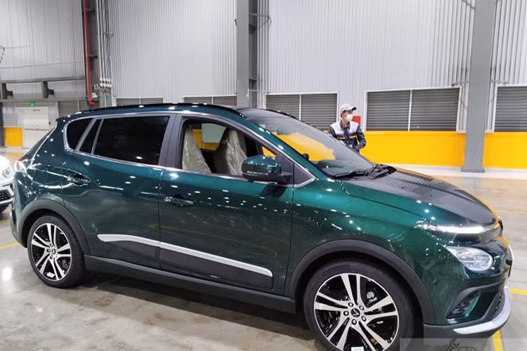 Chiếc VF e34 trong bài có màu sơn xanh rêu, một tông màu khá lạ và cũng được người tiêu dùng ưa chuộng. Thuộc phân khúc SUV cỡ C, VinFast VF e34 có kích thước các chiều dài x rộng x cao tương ứng là 4.300 x 1.768 x 1.613 mm, chiều dài cơ sở 2.610 mm.