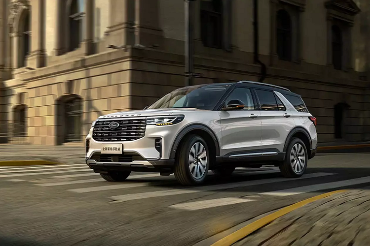 Ford Explorer phiên bản Trung Quốc vẫn giữ nguyên động cơ EcoBoost 2,3 lít tăng áp, sản sinh công suất 272 mã lực (203 kW / 276 PS) và mô-men xoắn 425 Nm (313 lb-ft), giống như ở mẫu xe cũ. Xe dùng hộp số tự động 10 cấp và hệ dẫn động AWD thông minh.