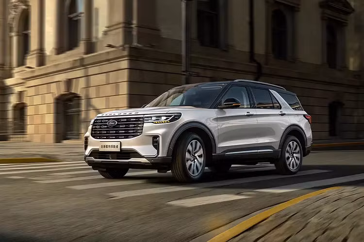 Ford Explorer phiên bản Trung Quốc vẫn giữ nguyên động cơ EcoBoost 2,3 lít tăng áp, sản sinh công suất 272 mã lực (203 kW / 276 PS) và mô-men xoắn 425 Nm (313 lb-ft), giống như ở mẫu xe cũ. Xe dùng hộp số tự động 10 cấp và hệ dẫn động AWD thông minh.