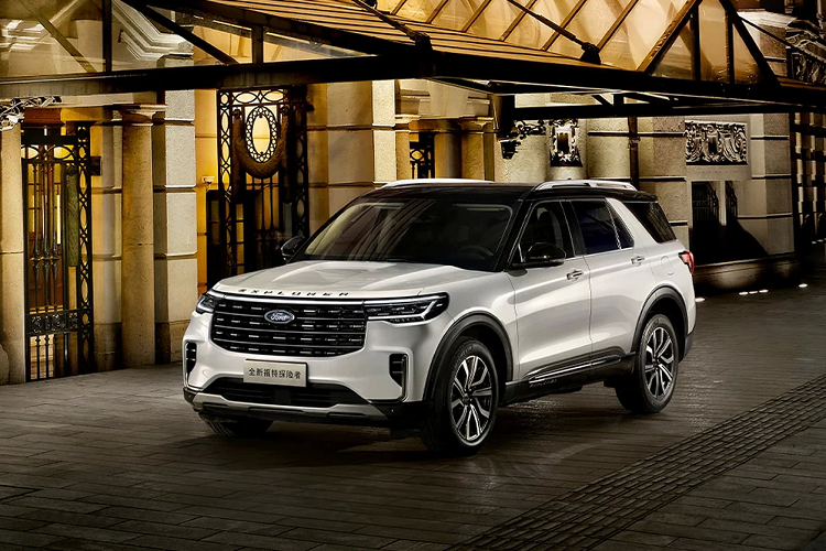 Trên nắp ca-pô còn có dòng chữ Explorer. Các cửa hút gió nhỏ hơn trang trí ốp mạ chrome, cản cũng mỏng hơn. Đầu xe SUV Ford Explorer 2023 sẽ có nhiều kiểu trang trí lưới tản nhiệt tùy vào phiên bản.