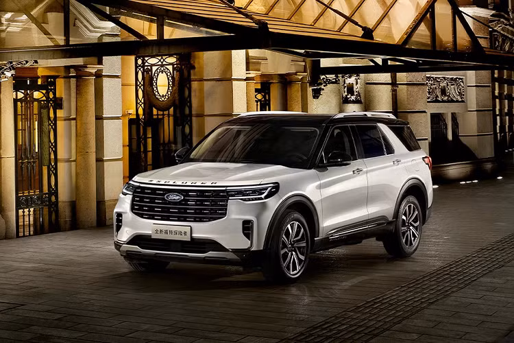 Trên nắp ca-pô còn có dòng chữ Explorer. Các cửa hút gió nhỏ hơn trang trí ốp mạ chrome, cản cũng mỏng hơn. Đầu xe SUV Ford Explorer 2023 sẽ có nhiều kiểu trang trí lưới tản nhiệt tùy vào phiên bản.