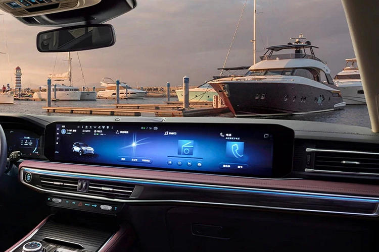 Thay đổi lớn nhất nằm ở khoang nội thất. Bảng điều khiển trung tâm xe sẽ ngay lập tức thu hút sự chú ý với màn hình lớn kéo dài tthiết kế như du thuyền (mà hãng gọi là "high-tech cockpit of yachts”). 