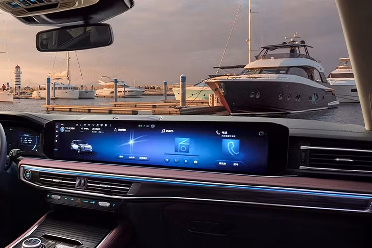 Thay đổi lớn nhất nằm ở khoang nội thất. Bảng điều khiển trung tâm xe sẽ ngay lập tức thu hút sự chú ý với màn hình lớn kéo dài tthiết kế như du thuyền (mà hãng gọi là "high-tech cockpit of yachts”). 