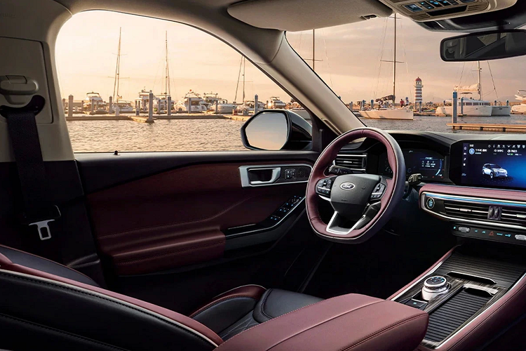 Trong đó, bản ST-Line thể thao nhất. Đuôi Explorer 2023 cũng được tinh chỉnh, với cụm đèn hậu LED mới được đặt ngang. Giữa chúng được trang trí một dải chrome, trong khi cản sau được điều chỉnh nhẹ cùng với ống xả kép. Ngang thân xe vẫn giữ nguyên kiểu dập và thiết kế.