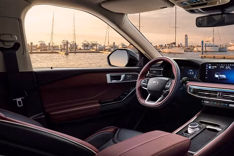 Trong đó, bản ST-Line thể thao nhất. Đuôi Explorer 2023 cũng được tinh chỉnh, với cụm đèn hậu LED mới được đặt ngang. Giữa chúng được trang trí một dải chrome, trong khi cản sau được điều chỉnh nhẹ cùng với ống xả kép. Ngang thân xe vẫn giữ nguyên kiểu dập và thiết kế.